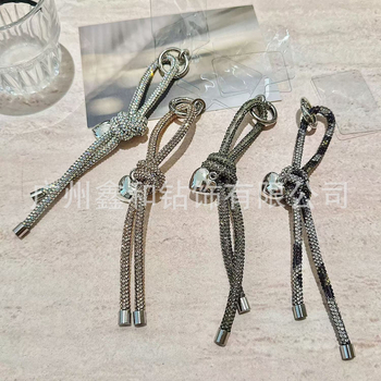 Breloagă cu fundă strălucitoare și pandantiv pentru geantă – lucrat manual din poliester, Xinhe Diamond Jewelry