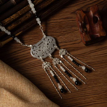 Colier în stil antic, pandantiv în formă de picătură, lucrat manual din plastic/rășină, lanț cu bile, montură din pietre mixte