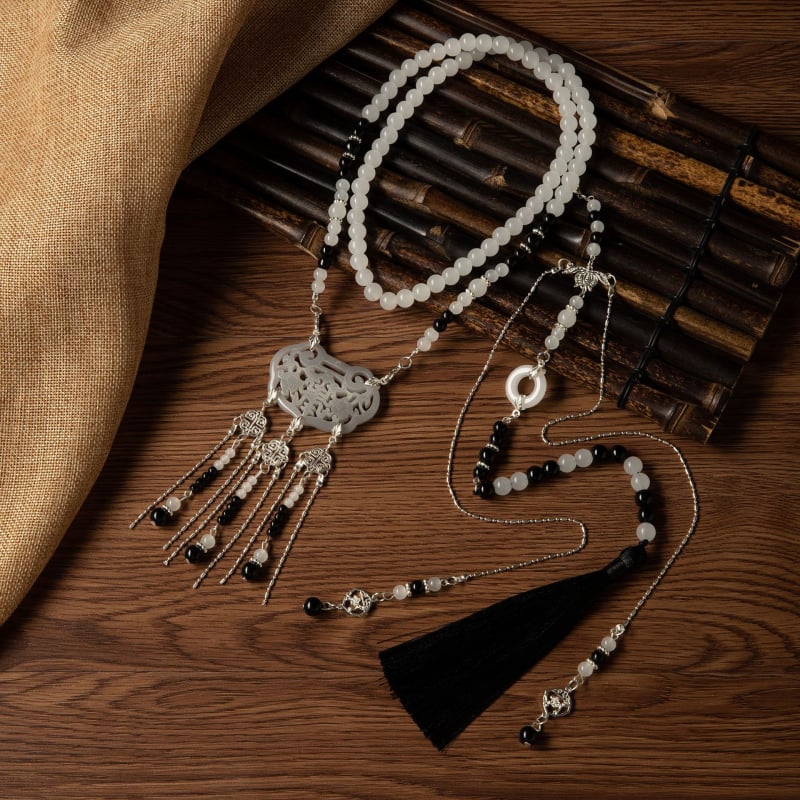 Colier în stil antic, pandantiv în formă de picătură, lucrat manual din plastic/rășină, lanț cu bile, montură din pietre mixte