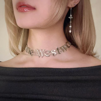 Κολιέ τύπου κολάρο με μενταγιόν γράμματος-λογότυπου, χαλκός, καταγωγή Shantou, άνοιξη 2025