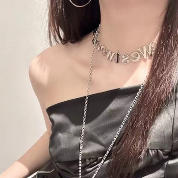 Κολιέ τύπου κολάρο με μενταγιόν γράμματος-λογότυπου, χαλκός, καταγωγή Shantou, άνοιξη 2025