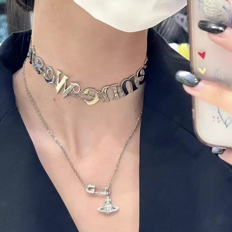Κολιέ τύπου κολάρο με μενταγιόν γράμματος-λογότυπου, χαλκός, καταγωγή Shantou, άνοιξη 2025