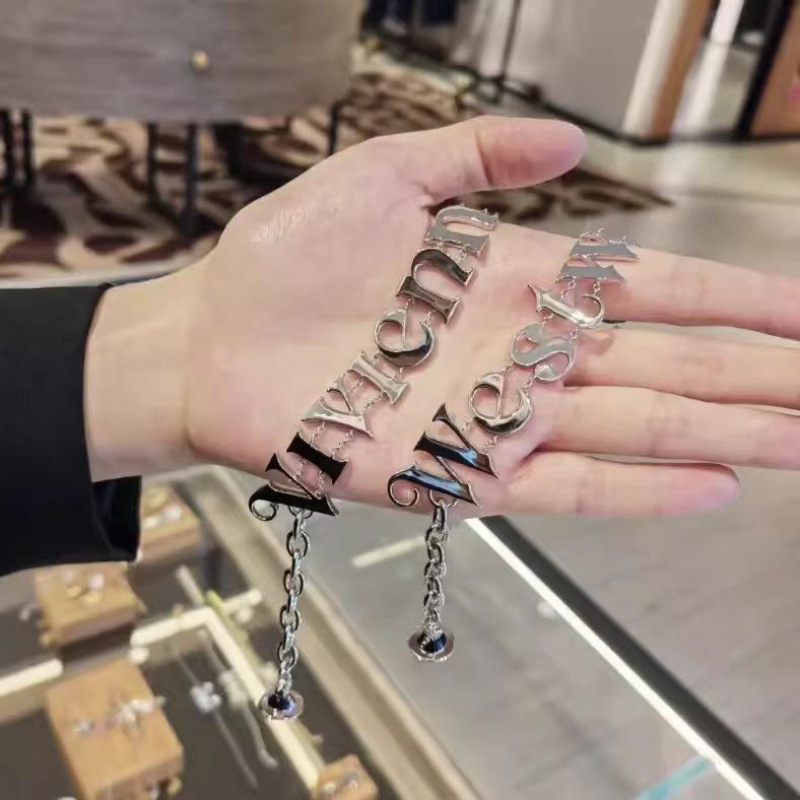 Κολιέ τύπου κολάρο με μενταγιόν γράμματος-λογότυπου, χαλκός, καταγωγή Shantou, άνοιξη 2025