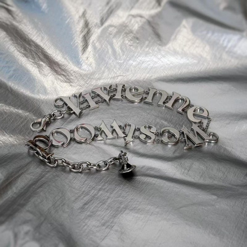 Κολιέ τύπου κολάρο με μενταγιόν γράμματος-λογότυπου, χαλκός, καταγωγή Shantou, άνοιξη 2025