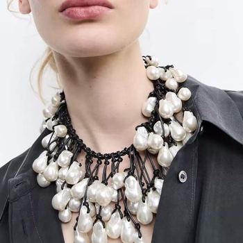 Κολιέ με τεχνητά μαργαριτάρια — γεωμετρικός σχεδιασμός, με τοποθετημένα μαργαριτάρια, αλυσίδα από μαργαριτάρια, για γυναίκες, Άνοιξη 2025