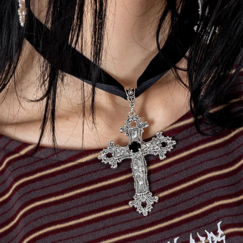 Gotički lanac s križem, platneni lanac, cinkova legura, elektrolytička obrada, obim 41–50 cm, privjesak od cinkove legure