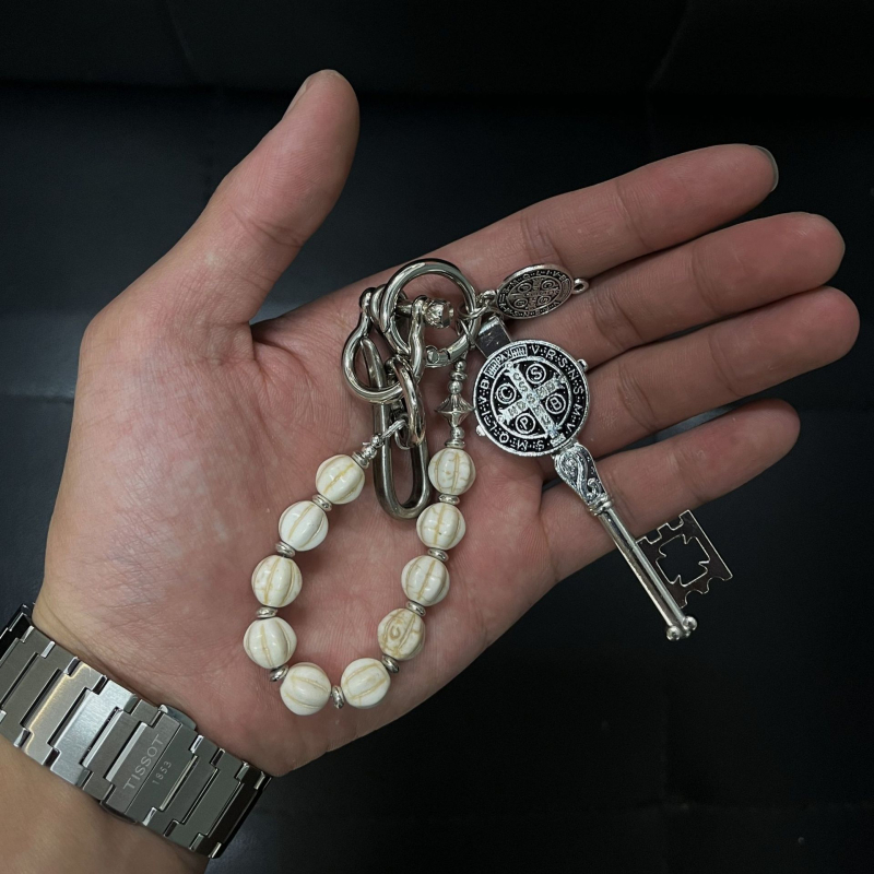 Ručni rad: vintage privjesak za ključeve s kamenčićima, unisex, proljeće 2025, individualno pakirano