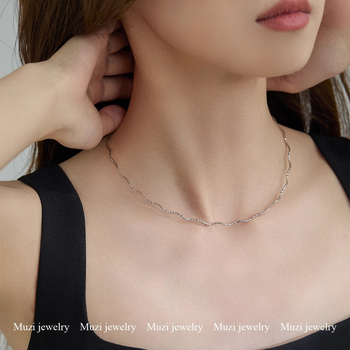 Réz nyaklánc hullámformájú medállal, csavart lánccal és Chanel-stílusú díszítéssel, elektroplatálás