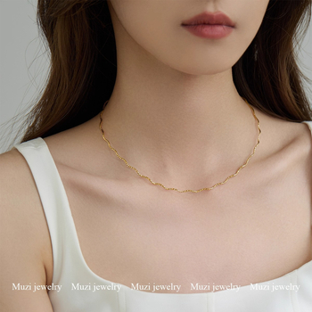 Réz nyaklánc hullámformájú medállal, csavart lánccal és Chanel-stílusú díszítéssel, elektroplatálás