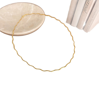 Réz nyaklánc hullámformájú medállal, csavart lánccal és Chanel-stílusú díszítéssel, elektroplatálás