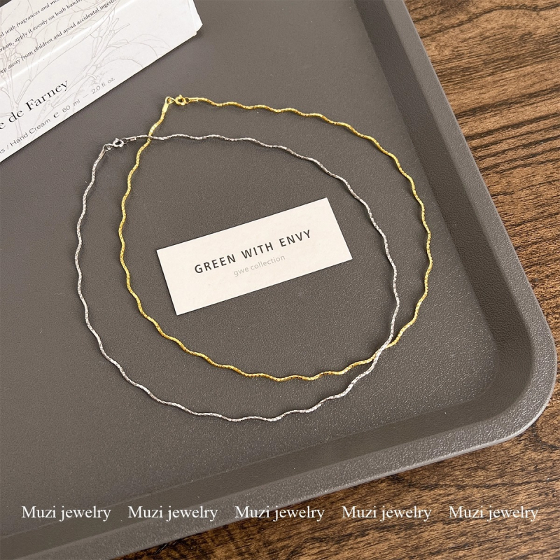 Réz nyaklánc hullámformájú medállal, csavart lánccal és Chanel-stílusú díszítéssel, elektroplatálás