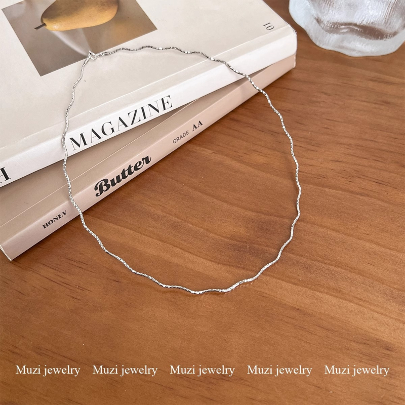 Réz nyaklánc hullámformájú medállal, csavart lánccal és Chanel-stílusú díszítéssel, elektroplatálás