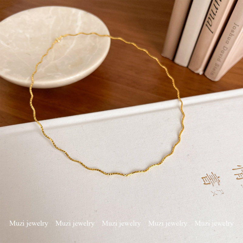 Réz nyaklánc hullámformájú medállal, csavart lánccal és Chanel-stílusú díszítéssel, elektroplatálás