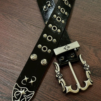 Centură din PU din piele cu cataramă din aliaj, design punk rock cu două rânduri de capse metalice, textură unică, închidere cu șiret, lățime subțire (<2 cm), finisaj gravat, primăvara 2025