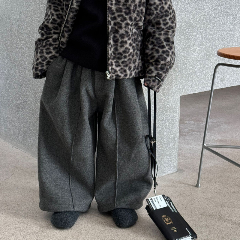 Koreai stílusú gyerek nadrág 95% gyapjúból, puha kezelt anyag, középmagas derék elasztikus övvel, téli 2025