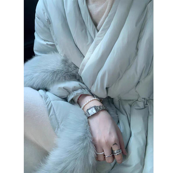 Palton damă din poliester și bumbac, lungime medie, talie definită, guler demontabil din blană de vulpe, decolteu în V, închidere cu un nasture, iarna 2025