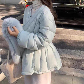 Palton damă din poliester și bumbac, lungime medie, talie definită, guler demontabil din blană de vulpe, decolteu în V, închidere cu un nasture, iarna 2025