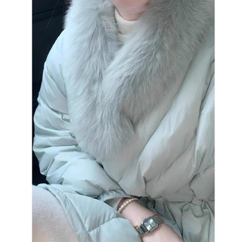 Palton damă din poliester și bumbac, lungime medie, talie definită, guler demontabil din blană de vulpe, decolteu în V, închidere cu un nasture, iarna 2025