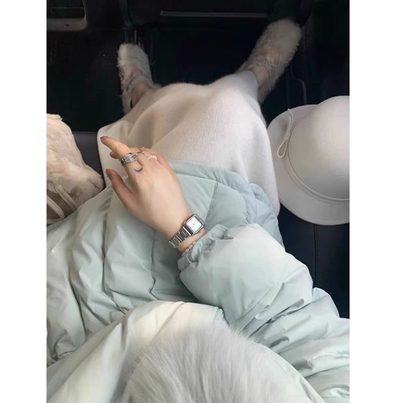 Palton damă din poliester și bumbac, lungime medie, talie definită, guler demontabil din blană de vulpe, decolteu în V, închidere cu un nasture, iarna 2025