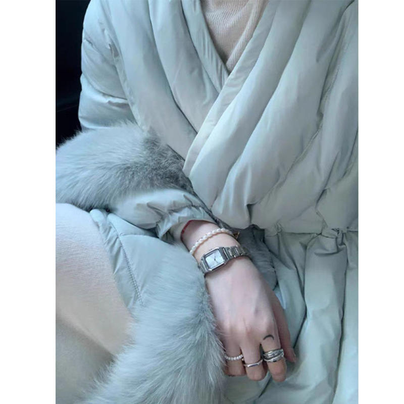 Palton damă din poliester și bumbac, lungime medie, talie definită, guler demontabil din blană de vulpe, decolteu în V, închidere cu un nasture, iarna 2025