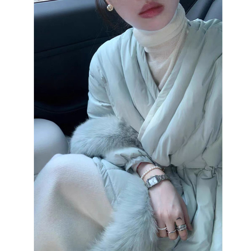 Palton damă din poliester și bumbac, lungime medie, talie definită, guler demontabil din blană de vulpe, decolteu în V, închidere cu un nasture, iarna 2025