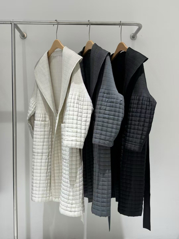 Palton matlasat cu umplutură din bumbac și țesătură exterioară din poliester, glugă, mâneci lungi, croială lejeră, culoare solidă, lungime medie de iarnă