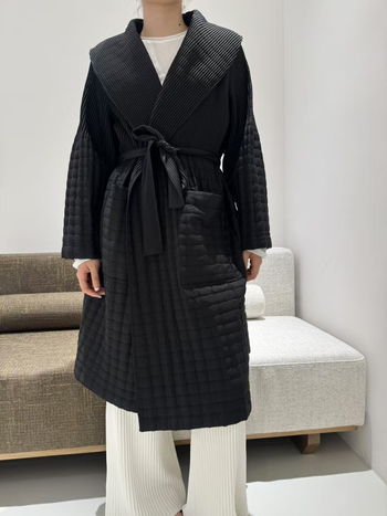 Palton matlasat cu umplutură din bumbac și țesătură exterioară din poliester, glugă, mâneci lungi, croială lejeră, culoare solidă, lungime medie de iarnă