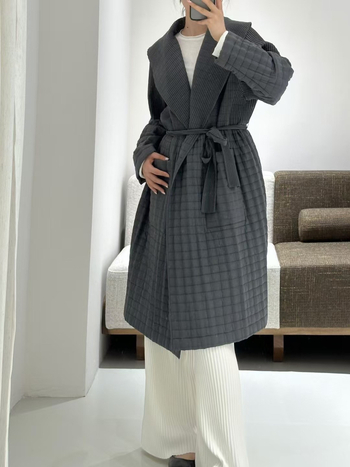 Palton matlasat cu umplutură din bumbac și țesătură exterioară din poliester, glugă, mâneci lungi, croială lejeră, culoare solidă, lungime medie de iarnă