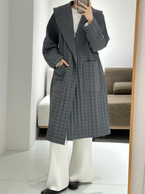 Palton matlasat cu umplutură din bumbac și țesătură exterioară din poliester, glugă, mâneci lungi, croială lejeră, culoare solidă, lungime medie de iarnă