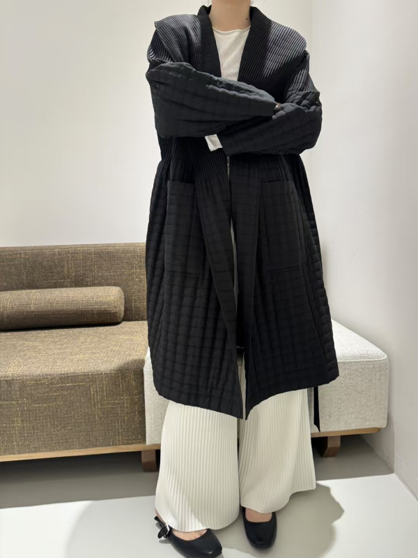 Palton matlasat cu umplutură din bumbac și țesătură exterioară din poliester, glugă, mâneci lungi, croială lejeră, culoare solidă, lungime medie de iarnă