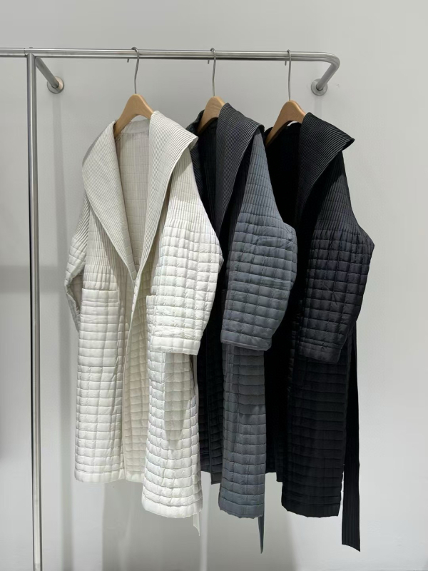 Palton matlasat cu umplutură din bumbac și țesătură exterioară din poliester, glugă, mâneci lungi, croială lejeră, culoare solidă, lungime medie de iarnă