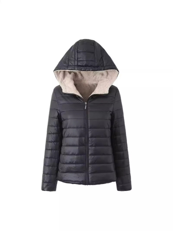 Geacă de damă cu glugă, groasă, umplutură din bumbac imitat mătase, țesătură poliester, lungime 50–65 cm, mâneci lungi