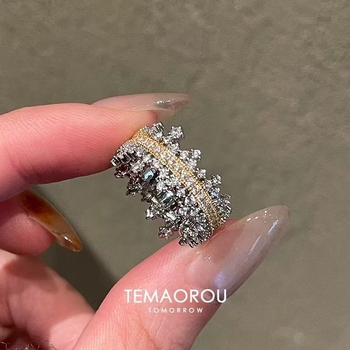 Micro-pavé cirkón gyűrű, széles nyitott dizájn, koronás forma, polírozott elektroplakáló bevonat, Xiaoxiangfeng stílus