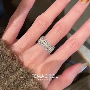 Micro-pavé cirkón gyűrű, széles nyitott dizájn, koronás forma, polírozott elektroplakáló bevonat, Xiaoxiangfeng stílus