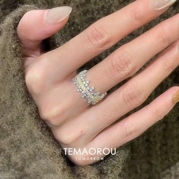 Micro-pavé cirkón gyűrű, széles nyitott dizájn, koronás forma, polírozott elektroplakáló bevonat, Xiaoxiangfeng stílus