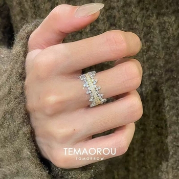 Micro-pavé cirkón gyűrű, széles nyitott dizájn, koronás forma, polírozott elektroplakáló bevonat, Xiaoxiangfeng stílus