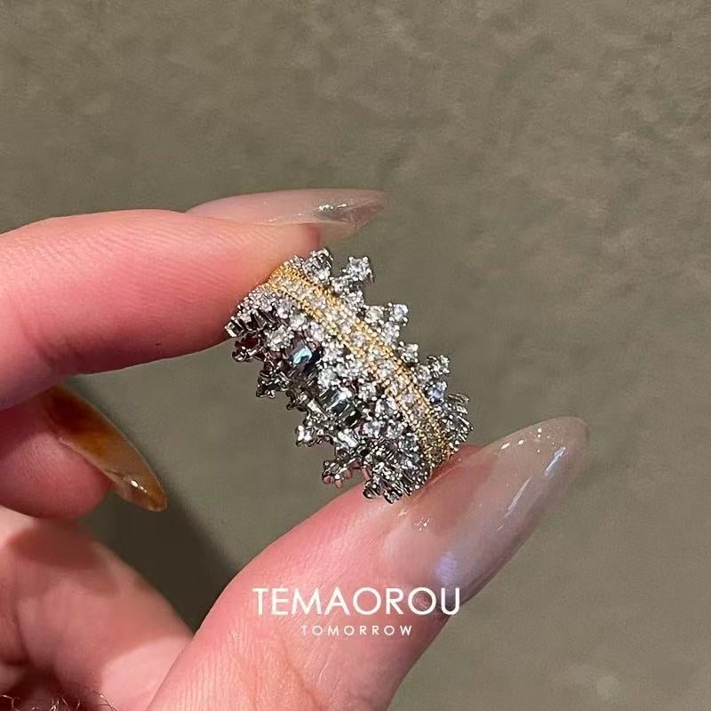 Micro-pavé cirkón gyűrű, széles nyitott dizájn, koronás forma, polírozott elektroplakáló bevonat, Xiaoxiangfeng stílus