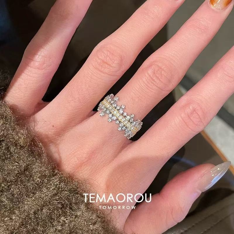 Micro-pavé cirkón gyűrű, széles nyitott dizájn, koronás forma, polírozott elektroplakáló bevonat, Xiaoxiangfeng stílus