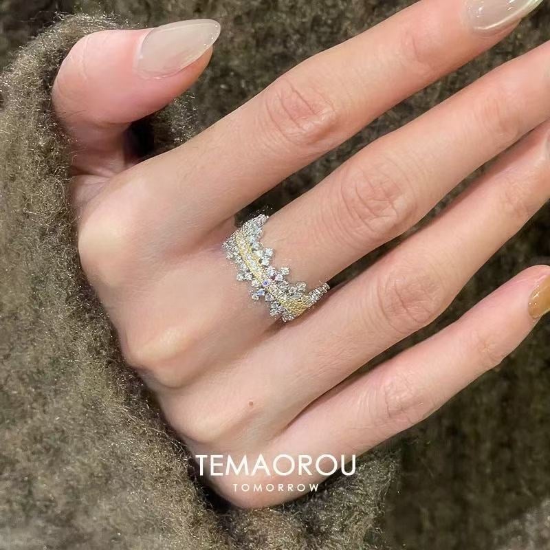 Micro-pavé cirkón gyűrű, széles nyitott dizájn, koronás forma, polírozott elektroplakáló bevonat, Xiaoxiangfeng stílus