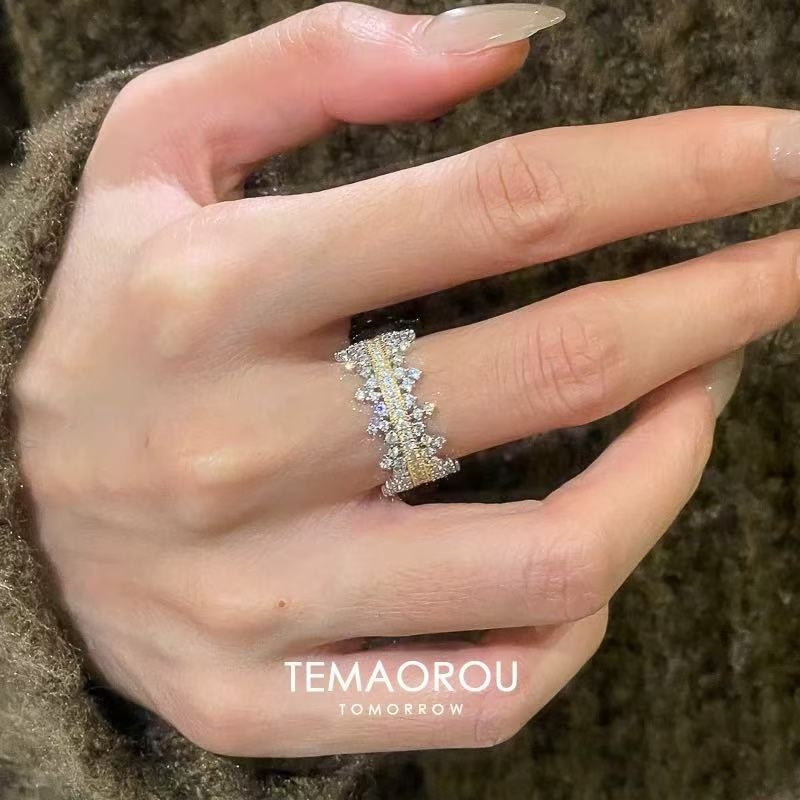 Micro-pavé cirkón gyűrű, széles nyitott dizájn, koronás forma, polírozott elektroplakáló bevonat, Xiaoxiangfeng stílus