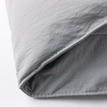 Férfi hosszú, vastag pamut-párnázott kabát álló gallérral, egyszeres gombolás, poliészter-keverék anyag, poliészter bélés, téli viselet