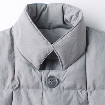 Férfi hosszú, vastag pamut-párnázott kabát álló gallérral, egyszeres gombolás, poliészter-keverék anyag, poliészter bélés, téli viselet