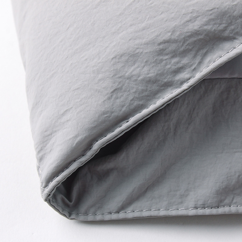 Férfi hosszú, vastag pamut-párnázott kabát álló gallérral, egyszeres gombolás, poliészter-keverék anyag, poliészter bélés, téli viselet