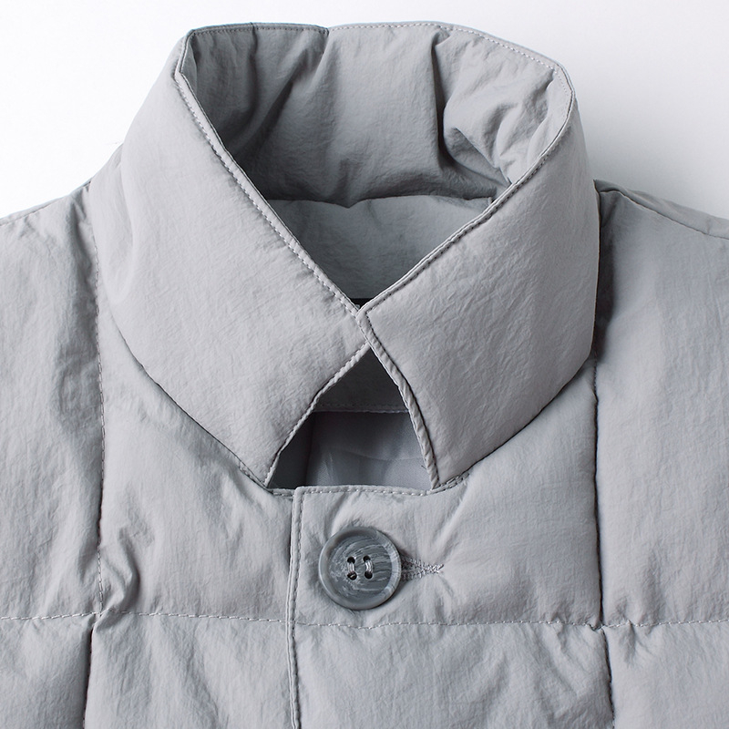 Férfi hosszú, vastag pamut-párnázott kabát álló gallérral, egyszeres gombolás, poliészter-keverék anyag, poliészter bélés, téli viselet
