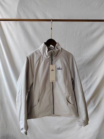 Pamut töltött kabát, vékony és meleg, laza szabású, álló gallér, cipzáros zárás, külső anyag: poliészter rost, töltet: poliészter-pamut, őszi 2025 kiadás, lezser stílus – japán-koreai