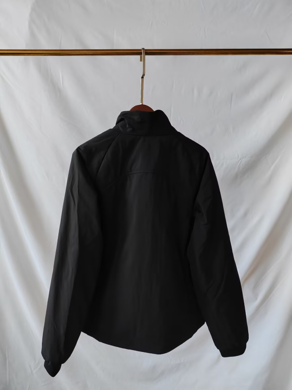 Pamut töltött kabát, vékony és meleg, laza szabású, álló gallér, cipzáros zárás, külső anyag: poliészter rost, töltet: poliészter-pamut, őszi 2025 kiadás, lezser stílus – japán-koreai