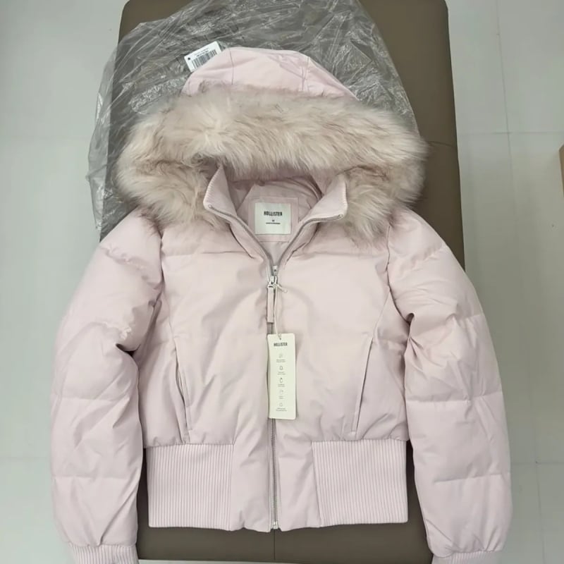 Ženska kratka puffer jakna u američkom retro stilu, ružičasta, kapuljačom s krznom, uskog kroja, topla i svestrana zimska jakna