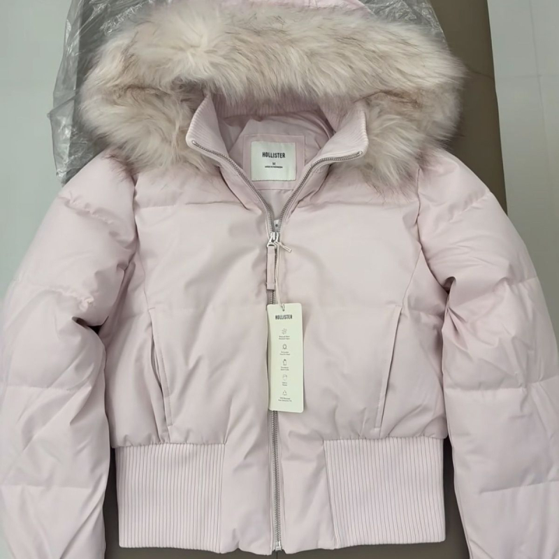 Ženska kratka puffer jakna u američkom retro stilu, ružičasta, kapuljačom s krznom, uskog kroja, topla i svestrana zimska jakna