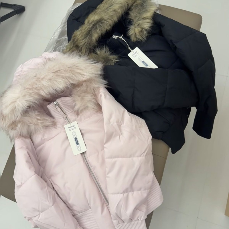 Ženska kratka puffer jakna u američkom retro stilu, ružičasta, kapuljačom s krznom, uskog kroja, topla i svestrana zimska jakna