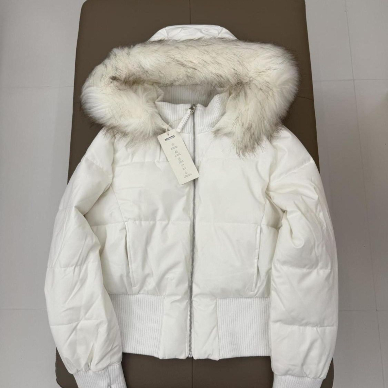 Ženska kratka puffer jakna u američkom retro stilu, ružičasta, kapuljačom s krznom, uskog kroja, topla i svestrana zimska jakna